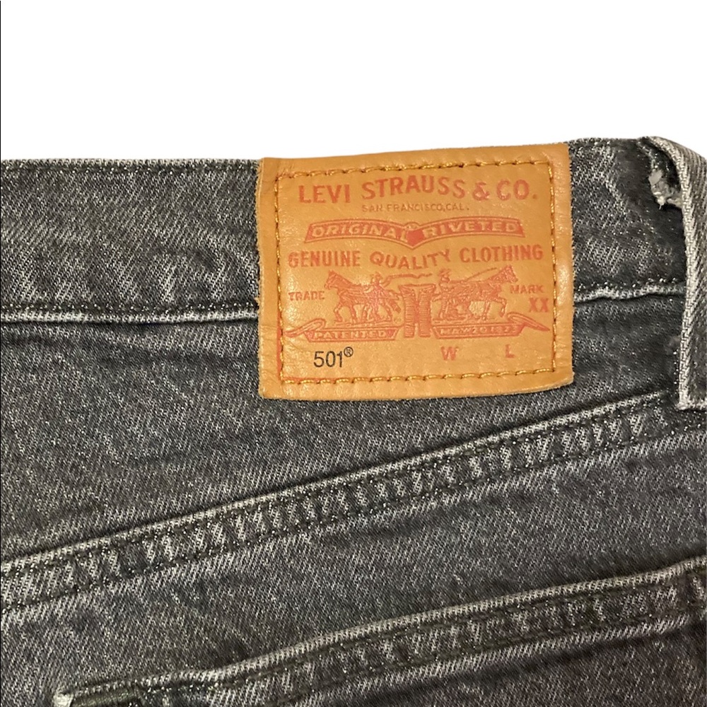 Levi’s 501 Cropped Studded 5 Pocket Button Fly Jeans Size 26x26 - Picture 3 of 13